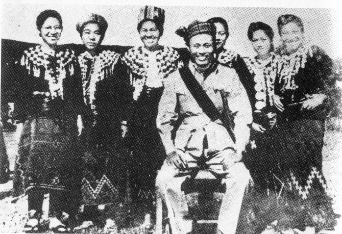 Bogyoke Aung San with a group of Kachin women. (December 1946)