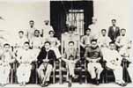 ရန်ကုန် တက္ကသိုလ် ကျောင်းသားများ သမဂ္ဂ ကော်မီတီ (၁၉၃၆  ခုနှစ် ဟုထင်ရ)၊ ရှေ့ဆုံးတန်း ထိုင်လျက် ဘယ်ဘက် မှ သုံးယောက်မြောက် သည် ကိုအောင်ဆန်း ဖြစ်ပါသည်။