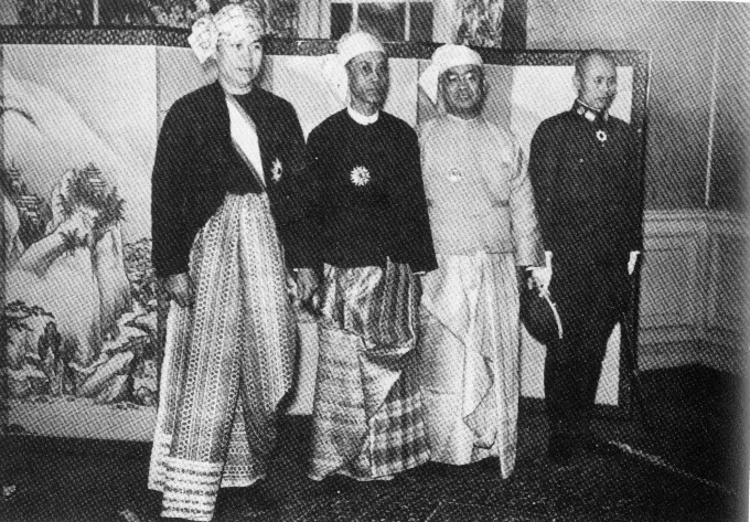 ဂျပန် ပြည် သို့ မြန်မာ့ ကိုယ်စားလှယ် အဖွဲ့ အဖြစ် ပထမဆုံး ခရီး ၊ ဂျပန် ဧကရာဇ် ကို မတွေ့ဆုံမီ၊ ညာ ဘက် အစွန် ၌ ဗိုလ်ချုပ် အောင်ဆန်း  (၁၉၄၃ ခုနှစ် မတ်လ)