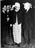 လန်ဒန် ရောက် ဗိုလ်ချုပ် အောင်ဆန်း (အလယ်) ကို သခင်မြ နှင့် လော့(ဒ်) ပက်(သ်)ဝစ်(ခ်) လောရင့်(စ်) တို့နှင့် အတူ တွေ့ရစဉ်  (၁၉၄၇ ခုနှစ် ဇန်နဝါရီလ)